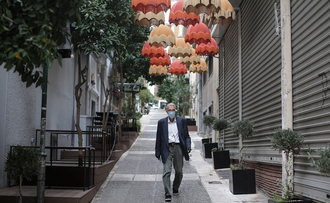 Los griegos solo pueden desplazarse si disponen de una autorización oficial enviada por SMS. Foto: EFE