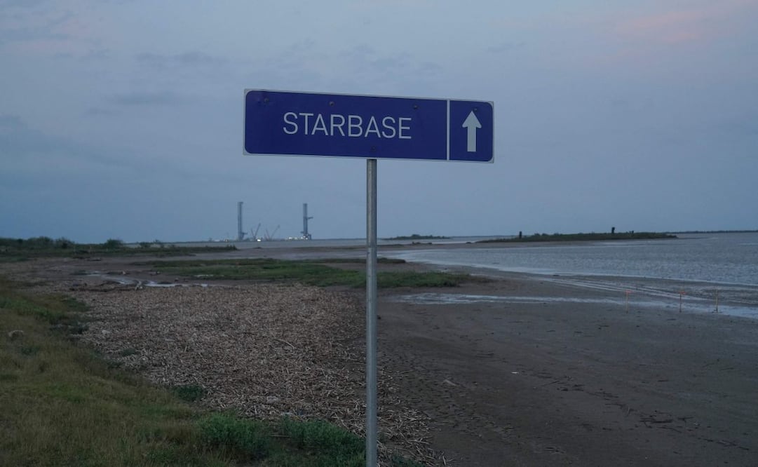 Un letrero con la leyenda "Starbase" se ve cerca de las instalaciones de SpaceX en Brownsville, Texas, el 3 de mayo de 2025. El sueño del multimillonario tecnológico Elon Musk de obtener el estatus de ciudad para su puerto espacial SpaceX en el estado sureño de Texas se hizo realidad el sábado, cuando los votantes votaron abrumadoramente a favor de convertir su Starbase en un nuevo municipio. La votación, que también nombró a un alto representante de SpaceX como alcalde con el 100 % de los votos anticipados, nunca estuvo en duda. Foto: AFP