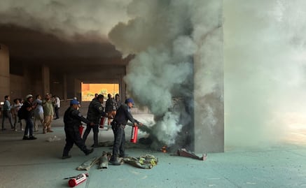 Manifestantes de la CNTE irrumpen en la SEP; rompen vidrios y prenden fuego a mobiliario