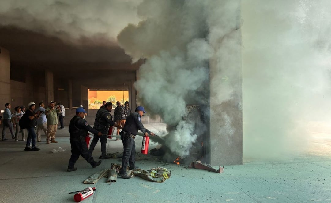 Aspectos de los destrozos causados por integrantes de la Coordinadora Nacional de Trabajadores de la Educación (CNTE) en la Secretaría de Educación Pública (SEP). Foto: Luis Carlos Rodríguez / EL UNIVERSAL