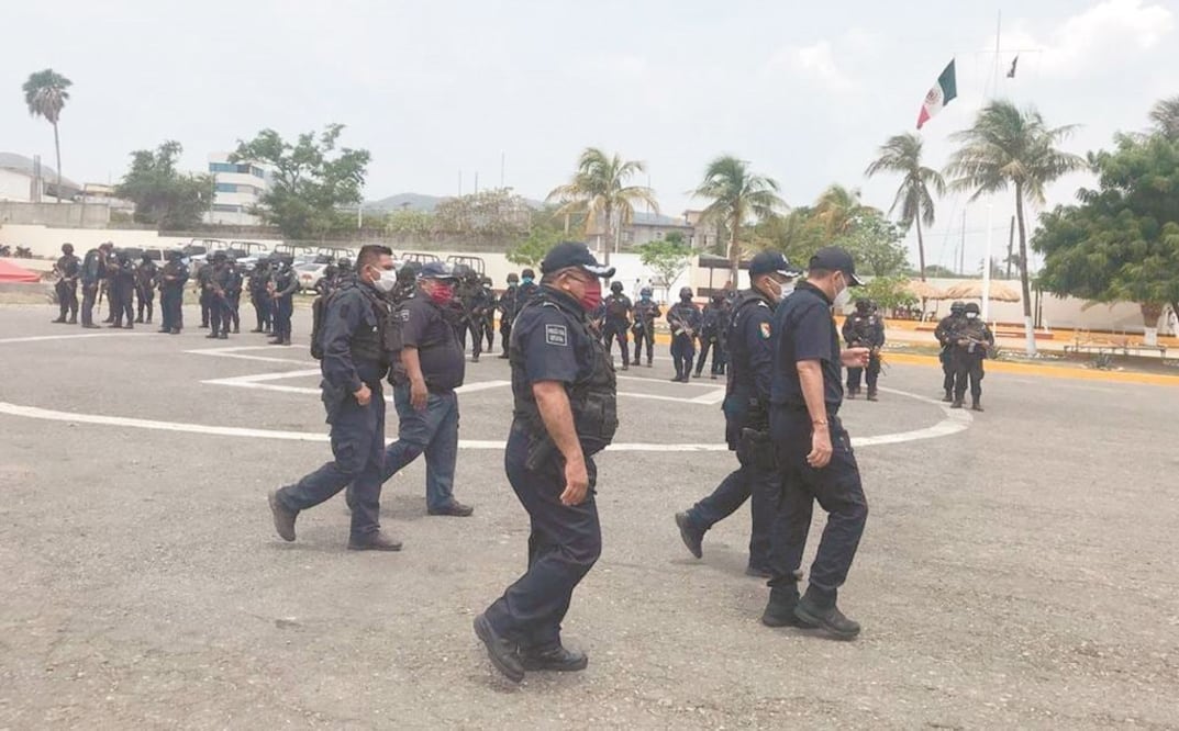 Decenas de elementos de la policía estatal de Oaxaca fueron desplegados ayer en San Mateo del Mar para reforzar la seguridad en el municipio, tras la matanza de 15 personas. Foto: ESPECIAL