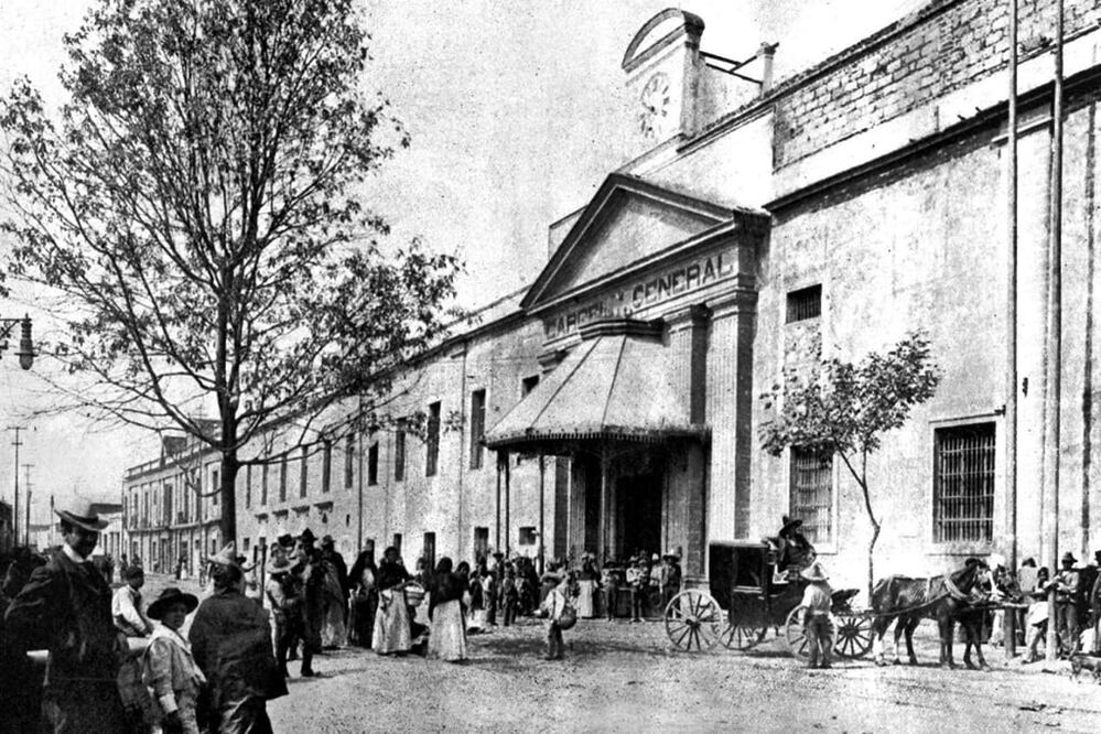 La fachada de la cárcel general, mejor conocida como Cárcel de Belem, en la calle del General Gabriel Hernández, antes llamada de la Ascensión, a finales del siglo XIX.  La prisión ocupó parte del antiguo Colegio de Belem y alojó a los reos provenientes de la Acordada, al inicio de la avenida Juárez. Este espacio pasó a segundo plano con la construcción de la Penitenciaría de Lecumberri. Imagen: Col. Villasana-Torres