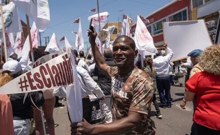 Con banderines de #EsClaudia, movilizan a decenas de migrantes para evento de Sheinbaum en Tijuana