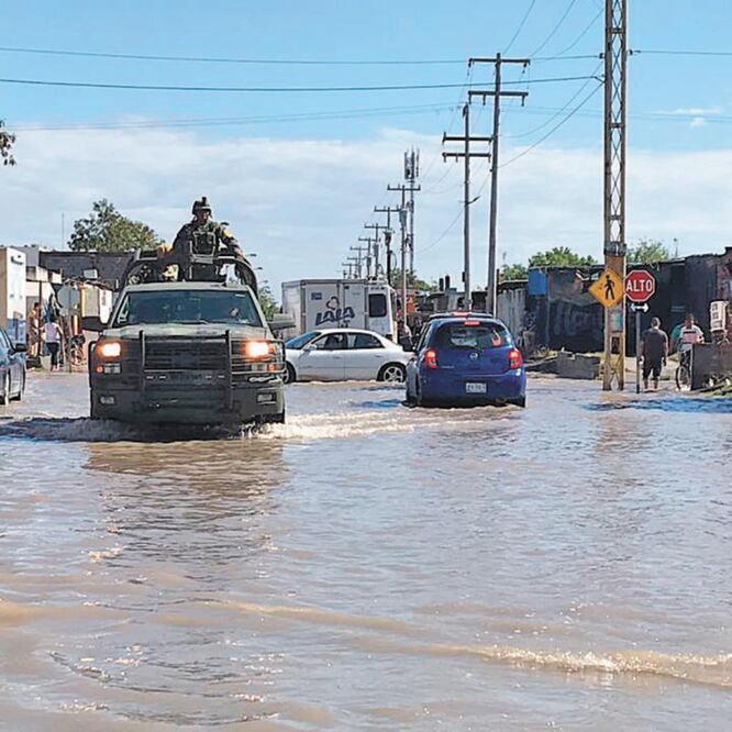 El Ejército mexicano implementó el Plan DNIII para rescatar a ciudadanos en riesgo con la creciente del agua. SANDRA TOVAR. EL UNIVERSAL