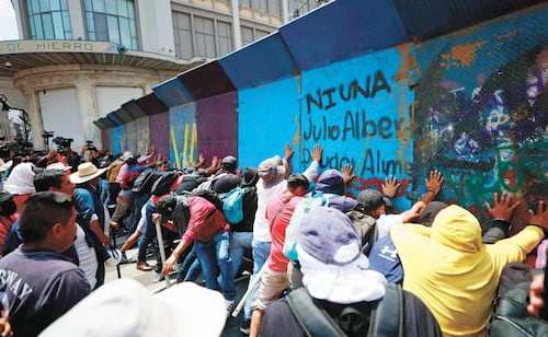 Mexico City erects steel barrier around Zócalo as CNTE protesters clash with police