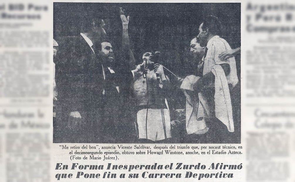 Momento en que el “Zurdo de Oro” anuncia su retiro del box en pleno Estadio Azteca, octubre 1967. Saldívar regresó a los cuadriláteros en 1969 y de nuevo fue campeón peso pluma. Foto: Hemeroteca EL UNIVERSAL.