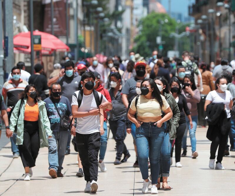 La Secretaría de Salud pidió a la población de entre 30 y 39 años que se registre en el portal oficial mivacuna.salud.gob.mx para que sea inmunizada y convocó a seguir las medidas de sana distancia. Foto: EFE