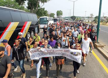 Con amparos bajo el brazo, cubanos inician "El Viacrucis" hacia EU