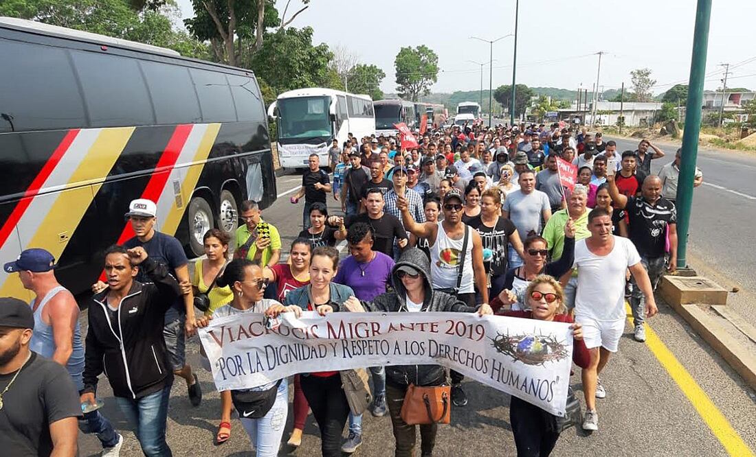 Decenas de migrantes de nacionalidad cubana emprendieron su camino a Ciudad de México (EFE)