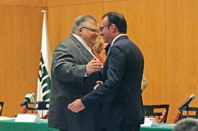 Crudo y China ponen a mercados en "aguas picadas": Carstens