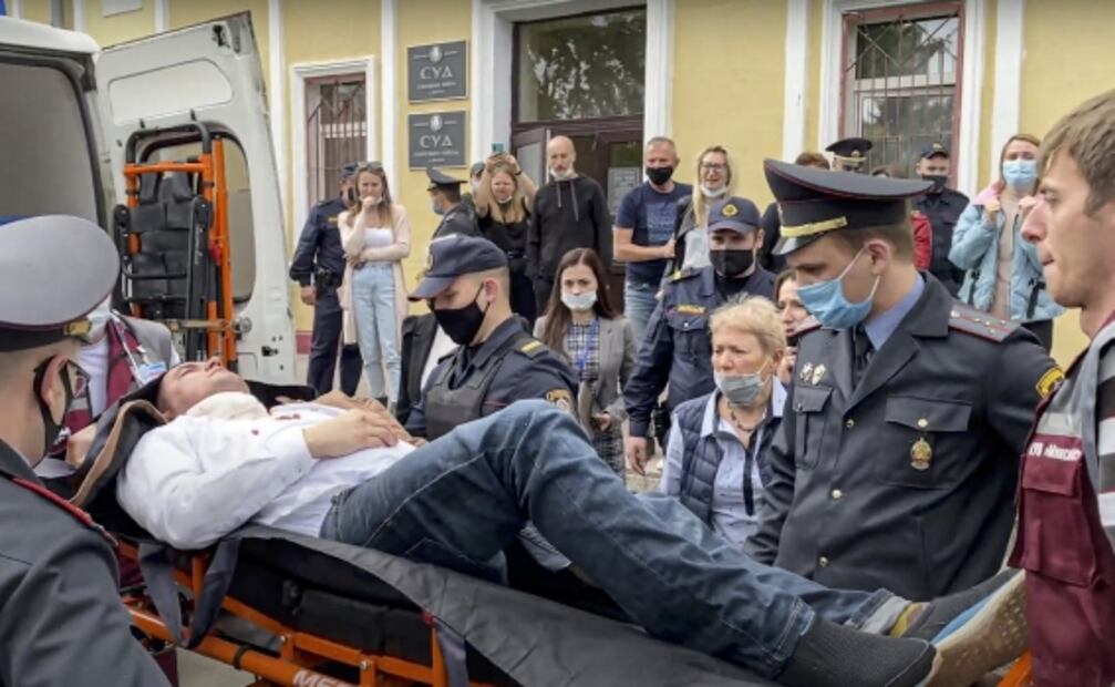 Activista bielorruso se clava una pluma en el cuello durante audiencia