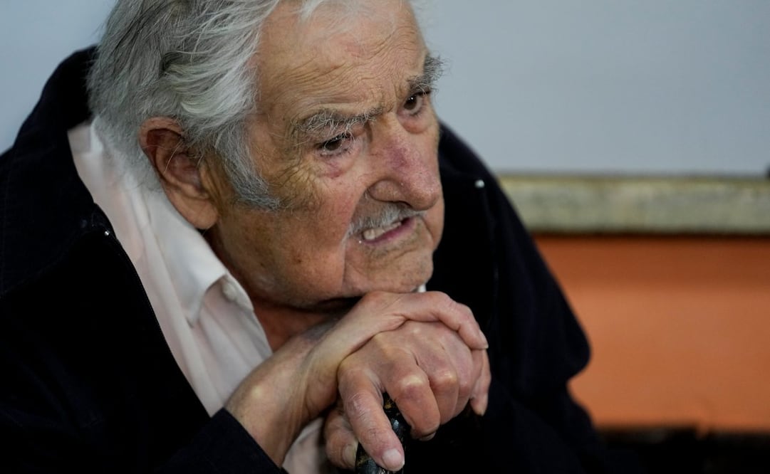 El expresidente de Uruguay José "Pepe" Mujica se sienta dentro de un colegio electoral mientras espera para votar en la segunda vuelta presidencial en Montevideo, Uruguay, el 24 de noviembre de 2024. Foto: AP