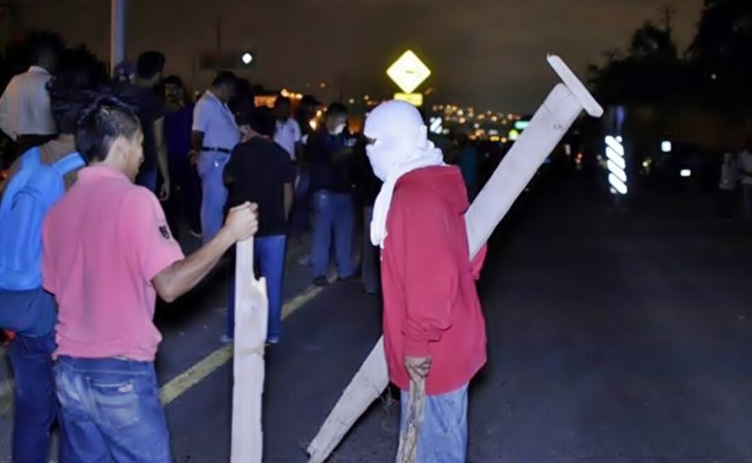 Their colleagues were arrested for attacking the police. (Photo: Dassaev Téllez/EL UNIVERSAL)