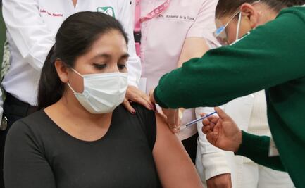Enfermera del IMSS, la primera en Michoacán que recibe vacuna contra Covid