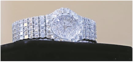 Dijes, aretes y brazaletes con diamantes; esto subastará el SAE de joyería fina