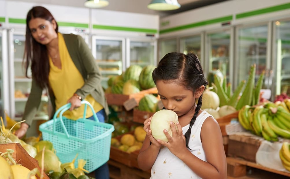 Leer correctamente las etiquetas nutrimentales ayuda a tomar decisiones de compra más informadas para el bienestar del hogar. Foto: Cortesía