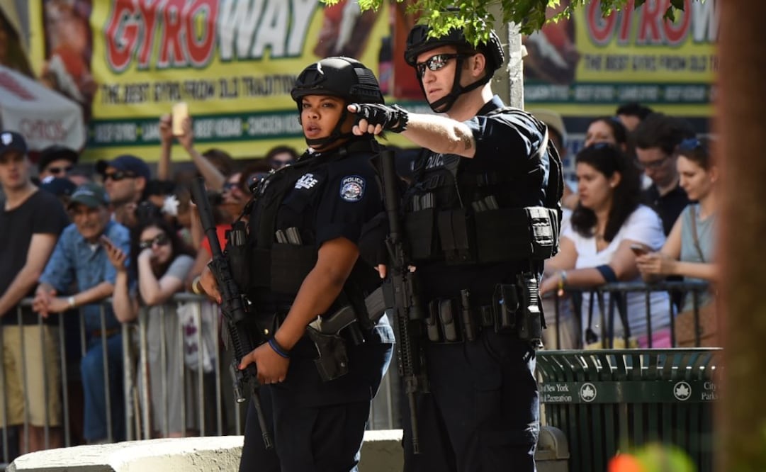 Oficiales vigilan las afueras del Bacon Theater, donde se llevará a cabo la ceremonia Foto:AP