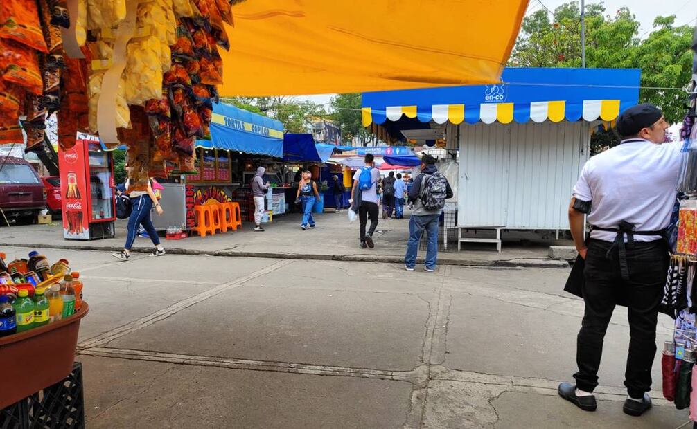 Antes vacía, el área fuera de metro Copilco ahora cuenta con decenas de comerciantes que venden tacos, tortas, papas fritas, tamales, mariscos y toda clase de dulces y botanas para los jóvenes que salen del STC con antojo o hambre. Foto: Raúl J. Fontecilla.
