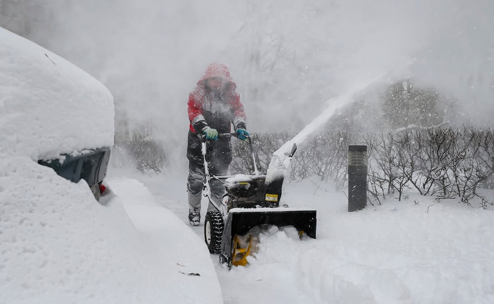 Debido a la copiosa nevada, 60 vuelos tuvieron que ser cancelados o pospuestos en los aeropuertos de Moscú. Foto: EFE
