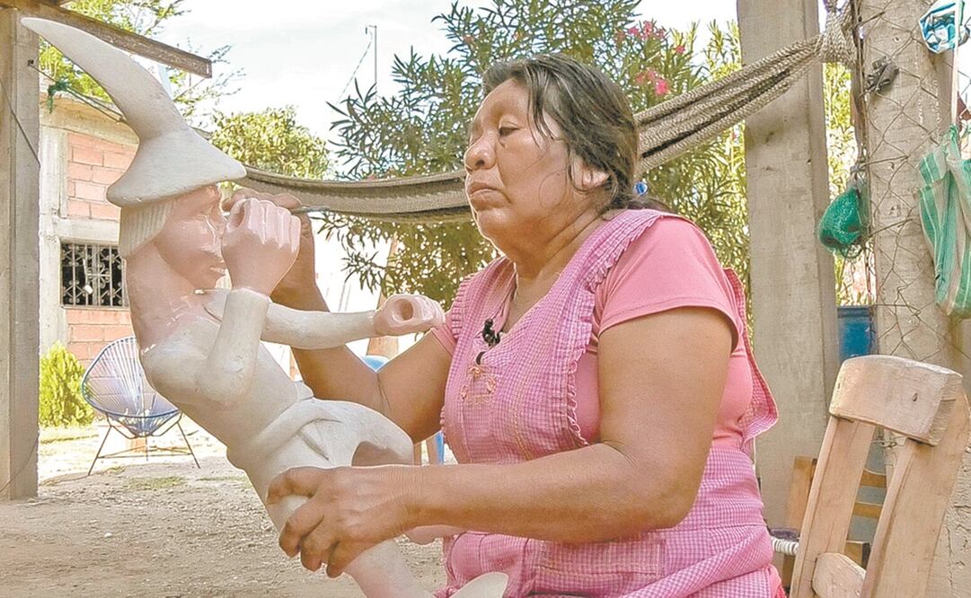 Maricela es artesana desde hace más de 20 años, y ayuda a su esposo a hacer máscaras en Ozomatlán Guerrero. Afirma que desde que comenzó la pandemia, no han salido a ningún lado porque “no hay dinero”, debido a la nula de venta. Fotos: CORTESÍA
