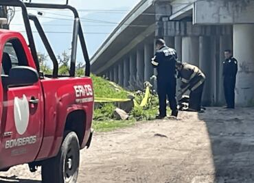 Hallan cadáver flotando en canal de aguas negras de Toluca