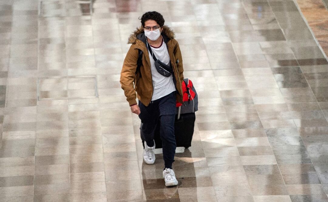 A passenger wears a face mask at Benito Juarez International airport, in Mexico City – Photo: Pedro Par-do/AFP