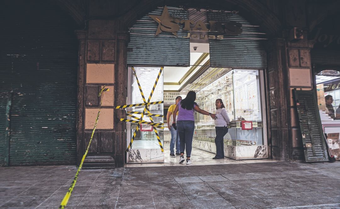 Este sábado algunas joyerías que fueron vandalizadas durante la marcha del 2 de octubre volvieron a abrir, aunque los daños eran evidentes; otras permanecen cerradas y bajo resguardo. Foto: de GABRIEL PANO. EL UNIVERSAL