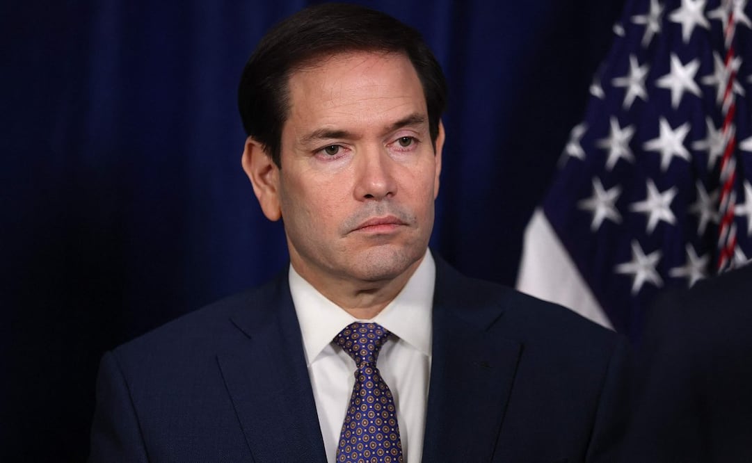 El secretario de Estado, Marco Rubio, escucha al presidente estadounidense Donald Trump durante una conferencia de prensa en su club Mar-a-Lago el 3 de enero de 2026 en Palm Beach, Florida. Trump confirmó que el ejército estadounidense llevó a cabo un ataque a gran escala en Caracas durante la noche, que resultó en la captura del líder venezolano Nicolás Maduro y su esposa, Cilia Flores. Foto: AFP