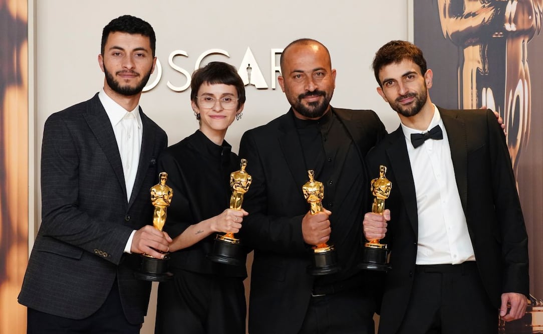Desde la izquierda, Basel Adra, Rachel Szor, Hamdan Ballal y Yuval Abraham, ganadores del Oscar a mejor documental por "No Other Land" posan ante la prensa en el Teatro Dolby de Los Ángeles, el domingo 2 de marzo de 2025. Foto: AP
