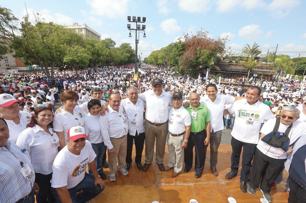 El gobernador Rolando Zapata Bello realizó su última caminata como mandatario estatal, junto con los trabajadores sindicalizados por el emblemático Paseo Montejo de la Blanca Mérida, que concluyó en el Monumento a la Bandera.