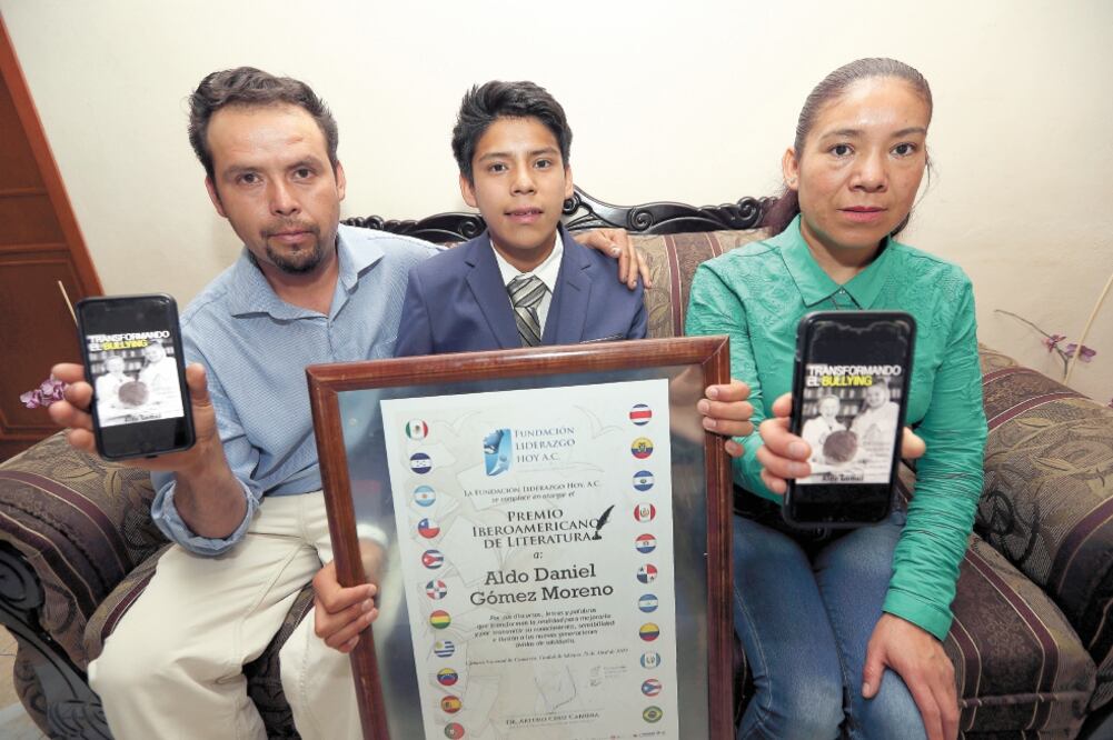 El libro que escribió Aldo Gómez Moreno se titula Transformando el Bullying, que terminó de elaborar durante un retiro espiritual. Foto: JORGE ALVARADO. EL UNIVERSAL