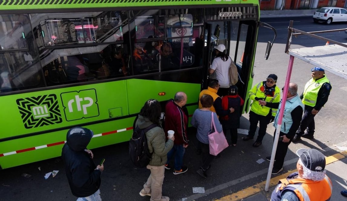 Cierre de estaciones de la Línea B; largas filas y apoyo con RTP en Villa de Aragón. Foto: Hugo Salvador