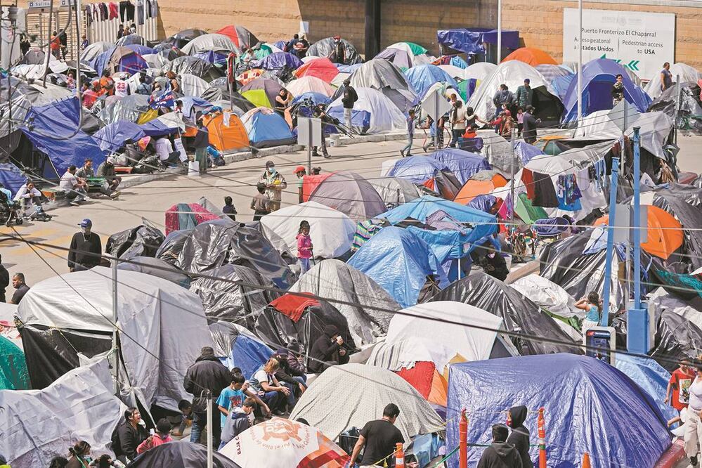 Migrantes, en Tijuana, cerca de un puerto de entrada hacia Estados Unidos. Foto: Gregory Bull/ AP.