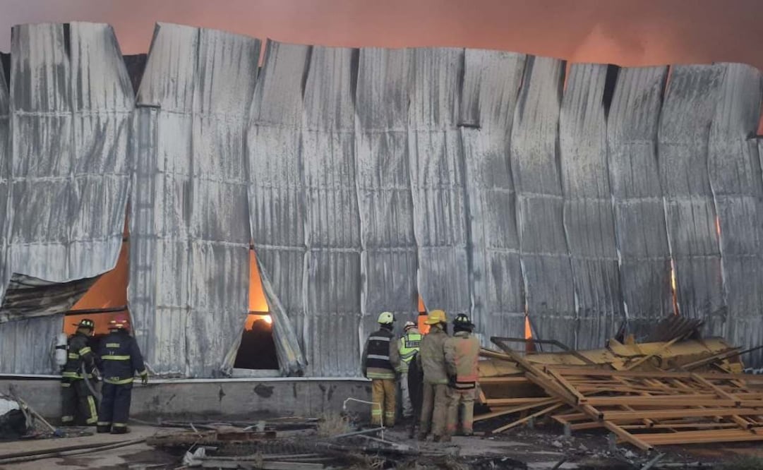 Fuerte incendio en zona industrial de SLP moviliza a cuerpos de emergencia; siniestro ocurrió en almacén de baterías de litio. Fotos: Especiales.