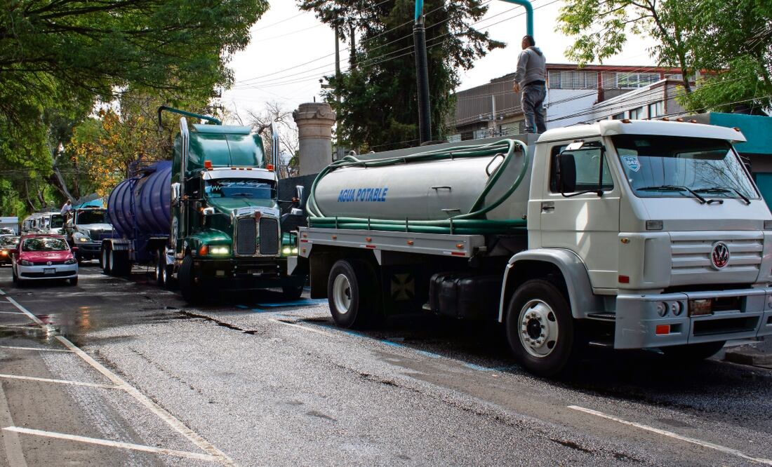 Dueños de pipas privadas se forman hasta cuatro horas para llenar sus contenedores y distribuirlos en Naucalpan, Miguel Hidalgo y Azcapotzalco. Foto: REBECA JIMÉNEZ. EL UNIVERSAL