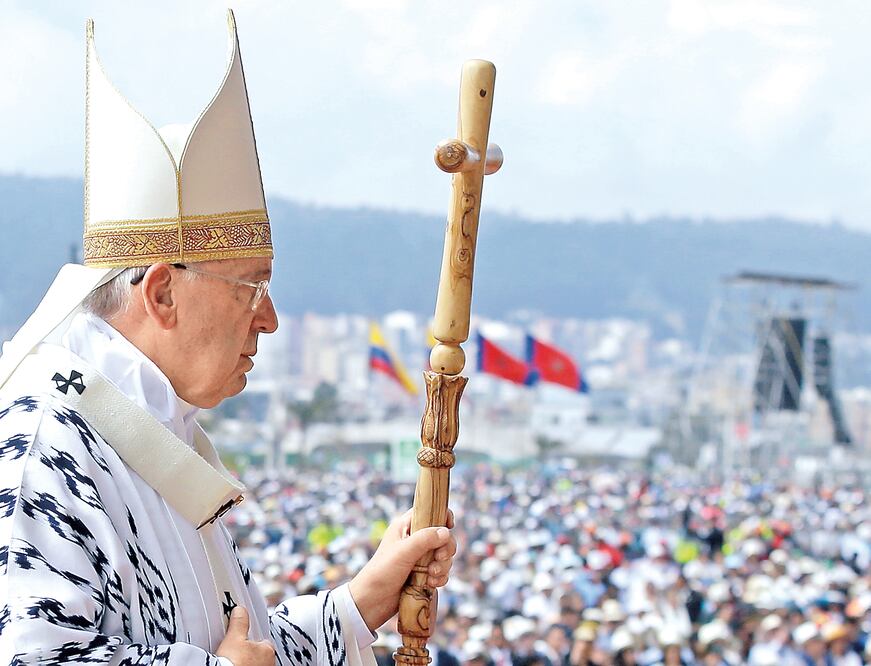 El papa Francisco, ayer antes de la celebración eucarística en el Parque Bicentenario en Quito, la capital ecuatoriana, ante unos 900 mil fieles