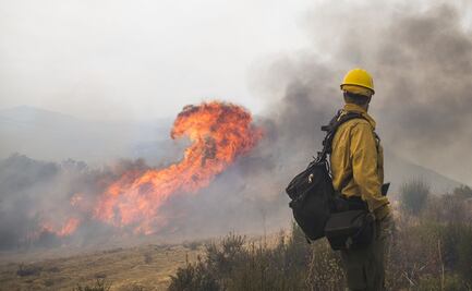Evacuan a 40 mil personas en California por nuevo incendio forestal