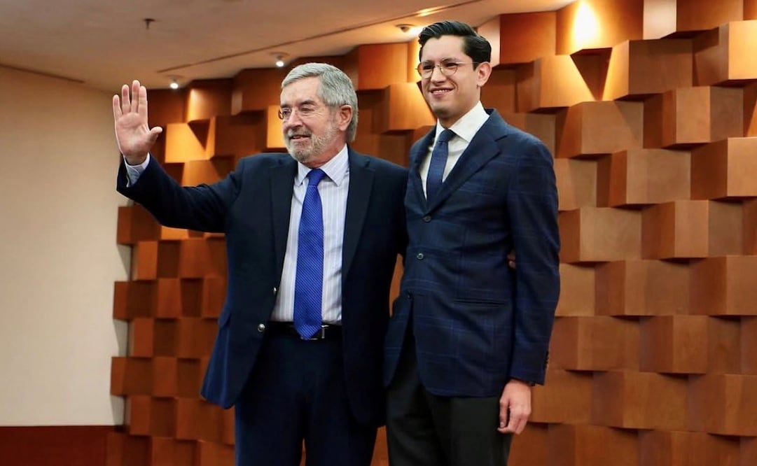 Juan Ramón de la Fuente, extitular de la SRE, junto a Roberto Velasco, nuevo canciller de México. Foto: Especial