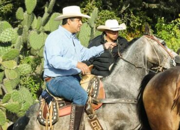 Diego Sinhue, gobernador de Guanajuato, se rompe dos costillas al caer de su caballo