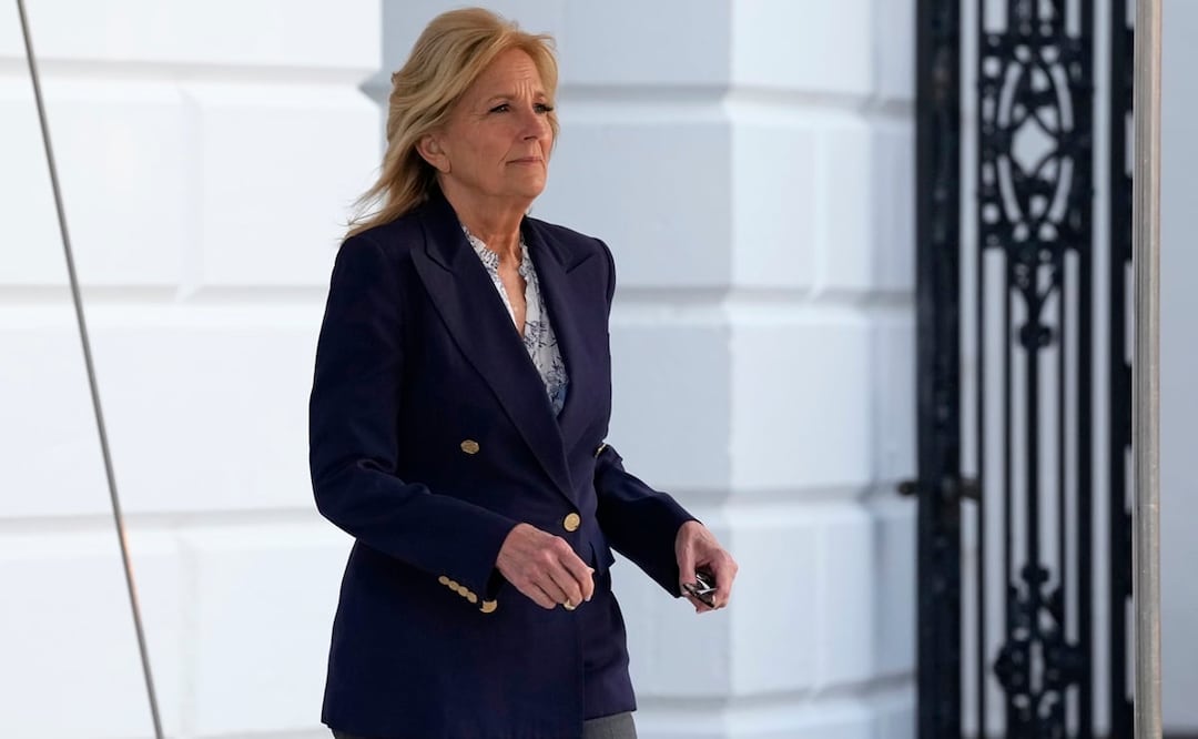 La primera dama Jill Biden sale de la Casa Blanca en Washington. Foto: AP 