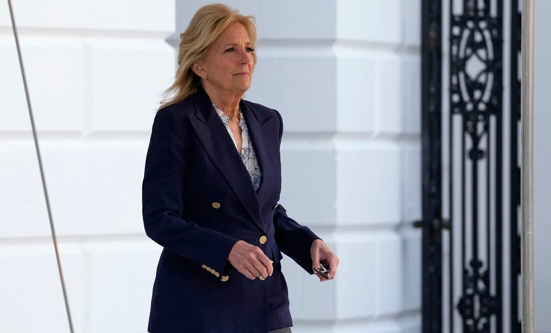 La primera dama Jill Biden sale de la Casa Blanca en Washington. Foto: AP