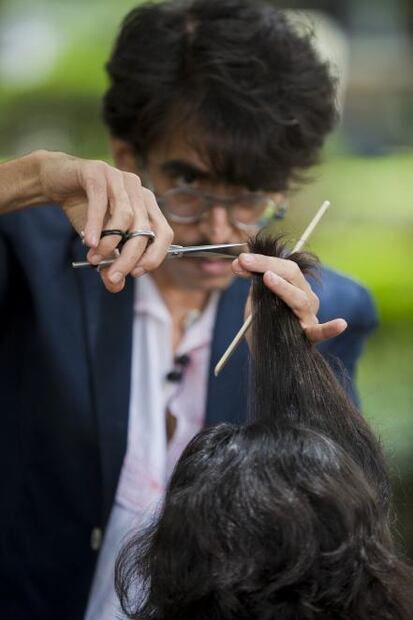 El peluquero que regala cortes a víctimas de violencia