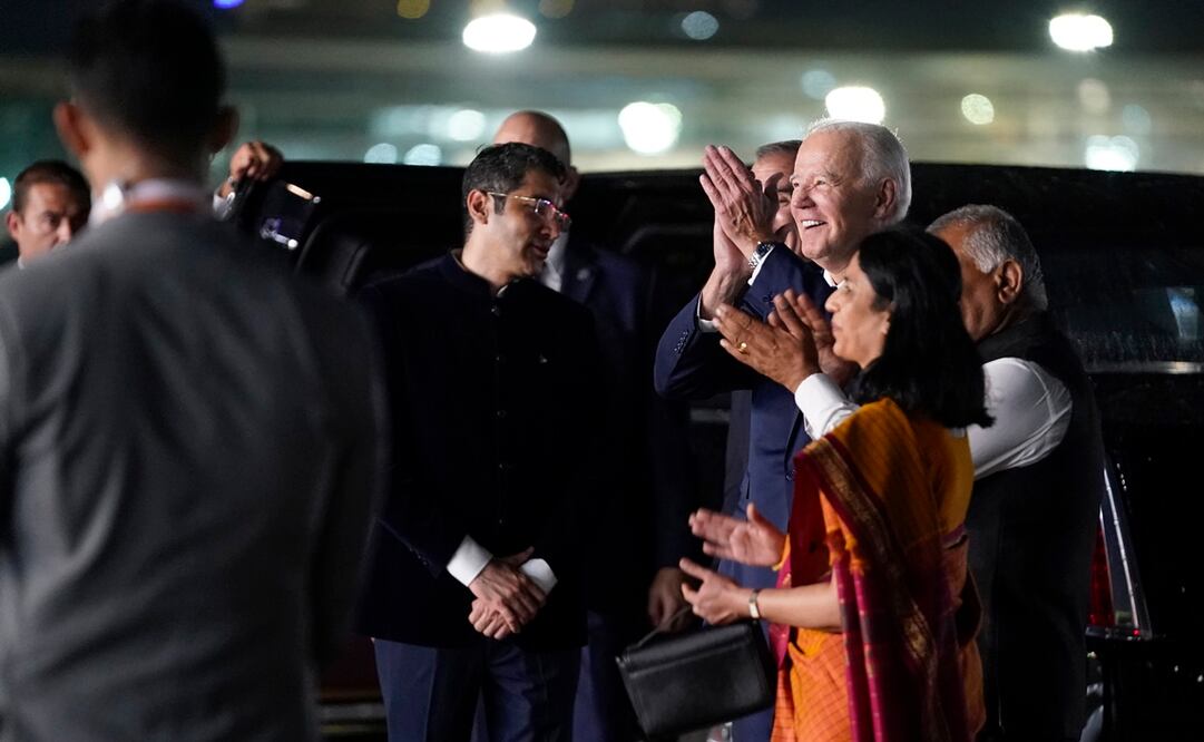 El presidente Joe Biden sonríe después de llegar al Aeropuerto Internacional Indira Gandhi para asistir a la cumbre del G20, en Nueva Delhi. Foto: AP