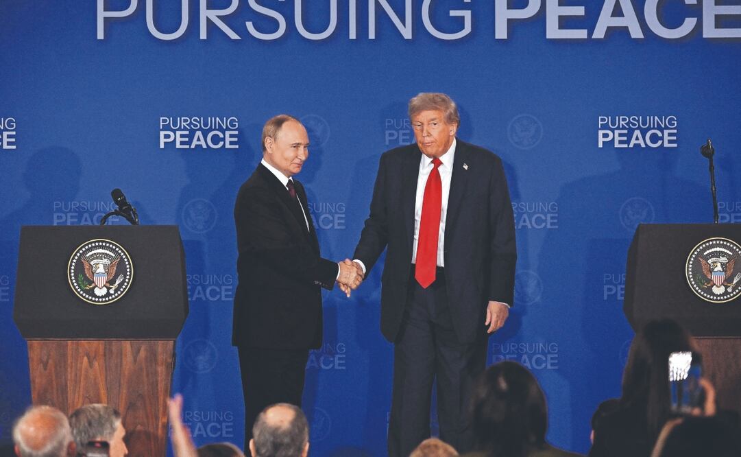En la imagen, el mandatario ruso Vladimir Putin y el presidente de EU, Donald Trump, al final de una conferencia de prensa en la Base Conjunta Elmendorf-Richardson, en Anchorage. Foto: de DREW ANGERER. EFE