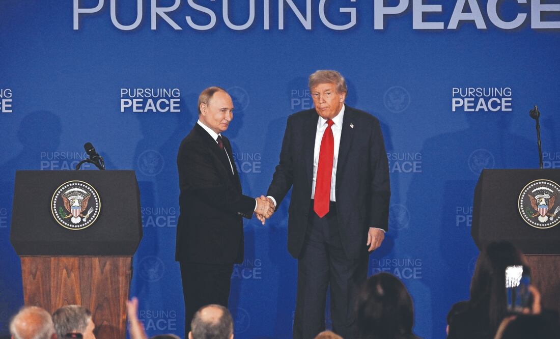 El mandatario ruso Vladimir Putin y el presidente de EU, Donald Trump, al final de una conferencia de prensa en la Base Conjunta Elmendorf-Richardson, en Anchorage. Foto: de DREW ANGERER. EFE