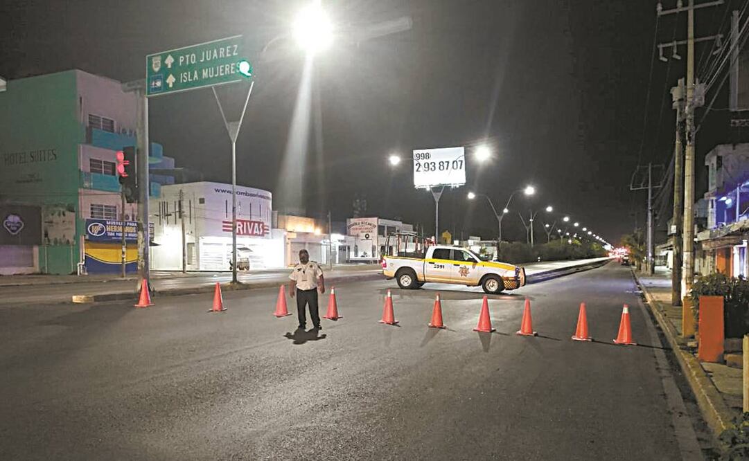 Autoridades de Cancún retoman la disminución de movilidad con el cierre temporal de avenidas, a cargo de las policías local y estatal. Foto: Especial.