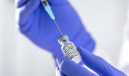 Reino Unido podría implementar una vacuna contra Covid-19 a mediados de 2021