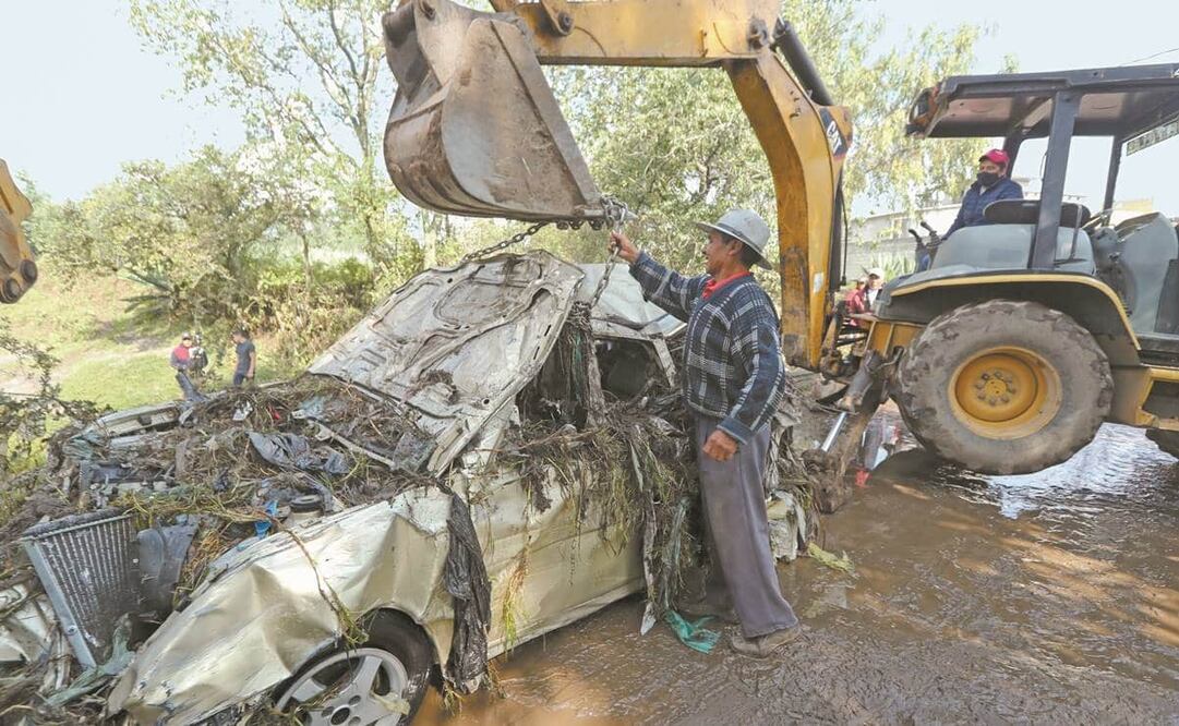 Se necesitó de maquinaria pesada para retirar autos. Foto: Jorge Alvarado. EL UNIVERSAL