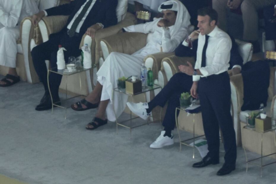 Emmanuel Macron, presidente de Francia, consuela a un abatido Mbappé tras la final del Mundial de Qatar 