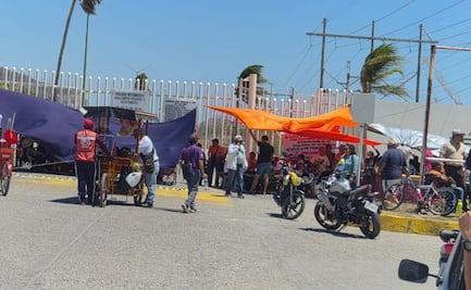 Maestros de la Sección 22 del SNTE bloquean la refinería de Salina Cruz; decenas de pipas quedan varadas